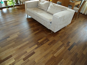 Dřevěná podlaha z exotické dřeviny IROKO, parketový vzor